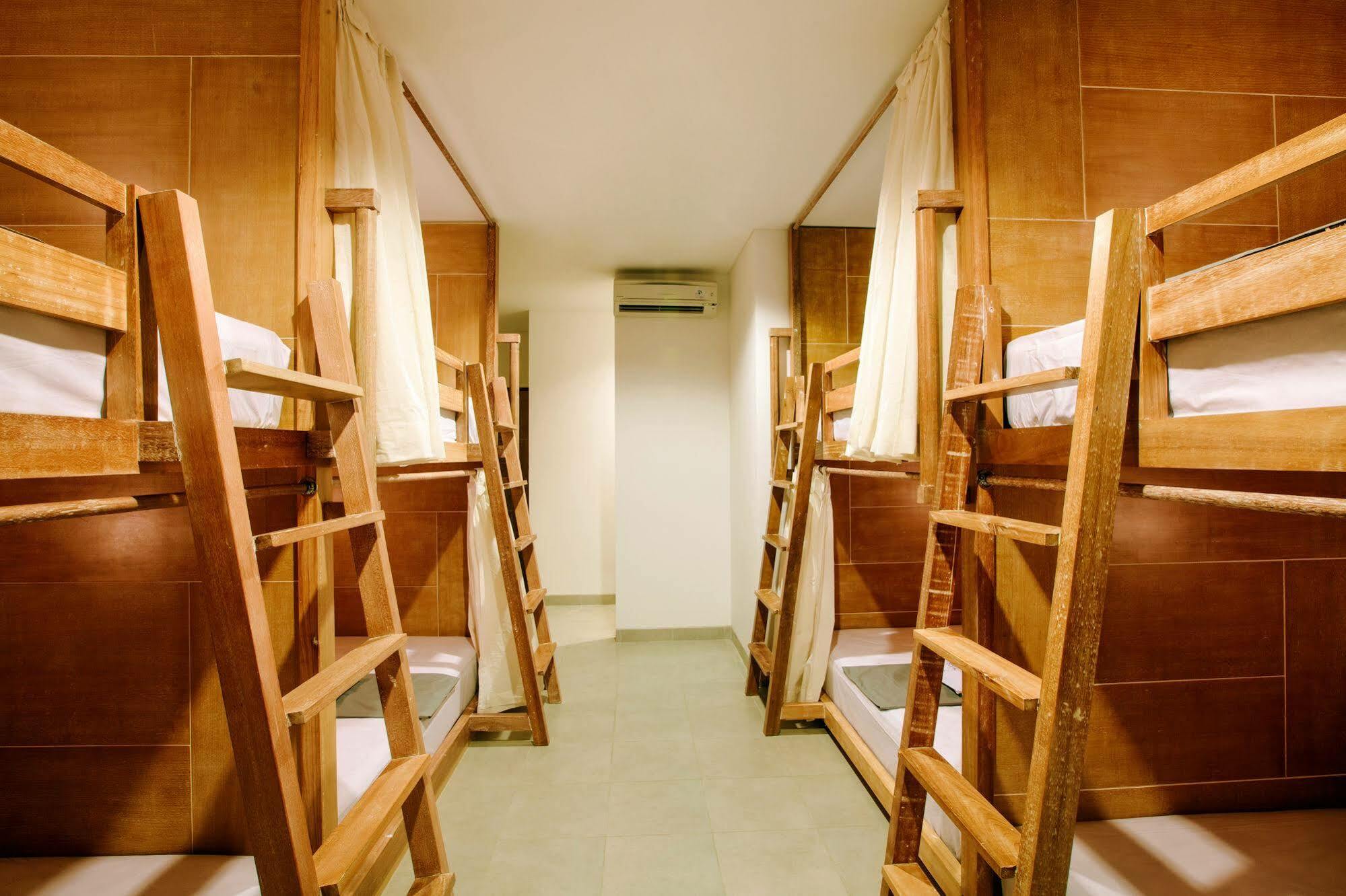 Lokal Bali Hostel Кута Екстериор снимка